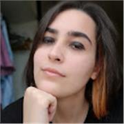 Professora de inglês cria aulas dinâmicas para todas as idades